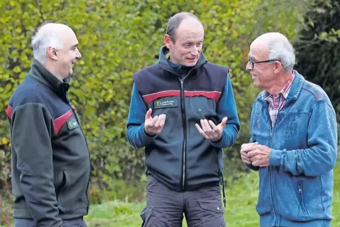 Günter Beck (Mitte) ist neuer Leiter des Privatwald-Reviers Queichtal. Hier mit Andreas Haber (links), der den Privatwald im For