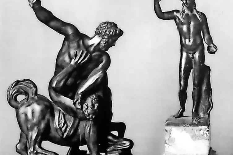 Die vor 1927 entstandene Abbildung zeigt die Gruppe „Herkules erschlägt den Kentaur Eurythion“ und „Dionysos“.