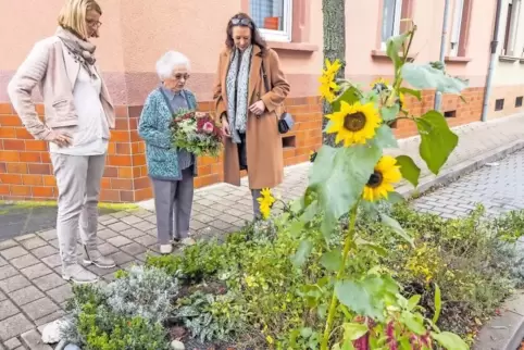 Bürgermeisterin Susanne Wimmer-Leonhardt (rechts) und Andrea Buchloh-Adler (links) bewundern das Grün vor dem Haus von Rita Engb
