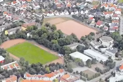 Mitten im Ort, auf dem bisherigen Hartplatz, könnten ein Markt und Wohnhäuser entstehen.
