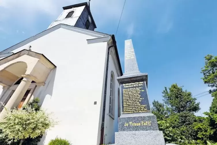 Ensemble ohne Zukunft: Das umstrittene Kriegerdenkmal soll noch in diesem Jahr verlegt werden – vom Gelände der protestantischen