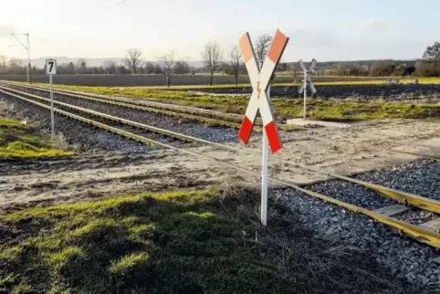 In Fußgönheim wird die Rhein-Neckar-Verkehr GmbH drei unbeschrankte Übergänge der Rhein-Haardtbahn schließen, damit die Züge kün