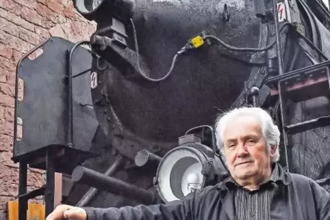 Zwei Urgesteine der Eisenbahngeschichte: Horst Kayser und ein Prunkstück des Pfalzbahnmuseums, eine Dampflokomotive der Gattung 