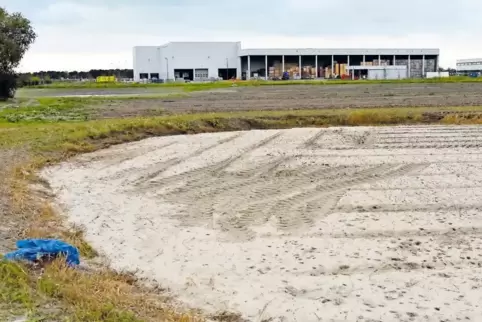 Noch ein leeres Areal, bald soll hier ein Logistiker seine Hallen bauen: die Fläche „Römig 3“. Im Hintergrund zu sehen sind die 