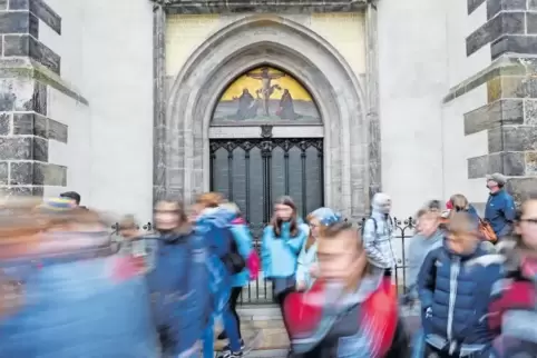Luther wollte mit seinen Thesen damals die innerkirchliche Diskussion ankurbeln. Heute sind sie auf der Thesentür der Wittenberg