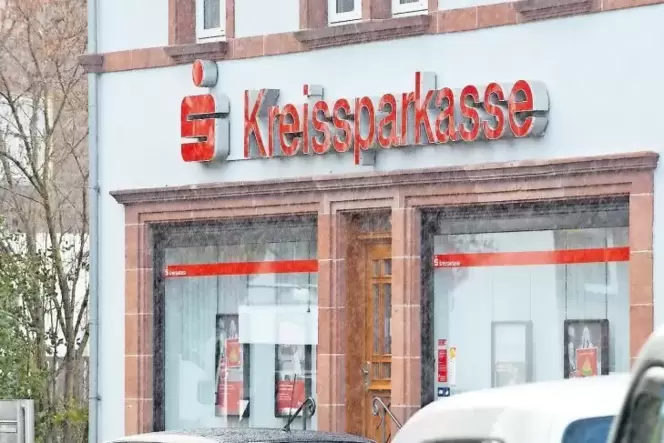 Die Kreissparkassenfiliale in Kottweiler-Schwanden – unser Foto entstand 2013 – ist eine der 13 Geschäftsstellen, die zum 1. Dez Die Kreissparkassenfiliale in Kottweiler-Schwanden – unser Foto entstand 2013 – ist eine der 13 Geschäftsstellen, die zum 1. Dez