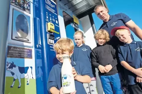 Milch zum Selbstzapfen gibt es ab sofort in Konken: Milchbauer Jörg Brassel, hier mit seinen Kindern Rouven, Emma, Klara und Eri