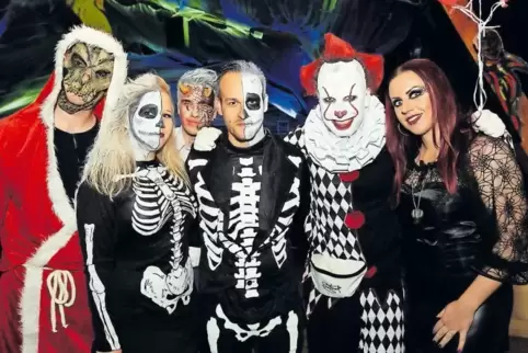 An Grabesruhe ist in der Sommerfesthalle nicht zu denken: Edel-Zombies, Skelette, Geister und Henker rocken die Hütte.