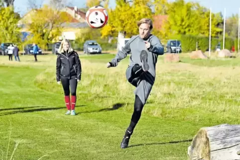 Der ehemalige Torhüter des VfB Stuttgart, Timo Hildebrand, zwirbelt einen Ball direkt über den Kopf unserer Fotografin in Richtu