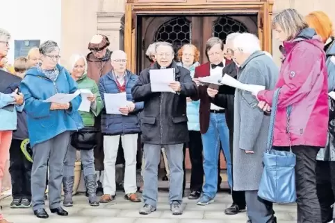 Presbyter der Kirchengemeinden lesen in Grünstadt Martin Luthers Thesen vor, wie beispielsweise These 47: „Man muss die Christen