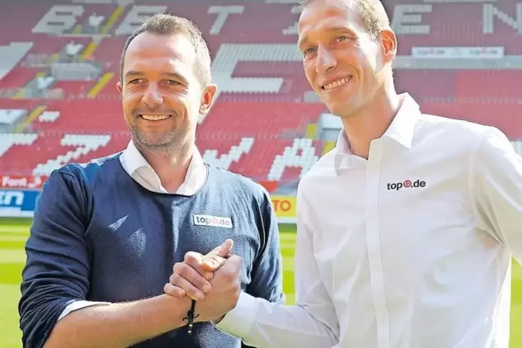 Sportdirektor Boris Notzon (links) setzt auf die Arbeit des neuen FCK-Trainers Jeff Strasser.