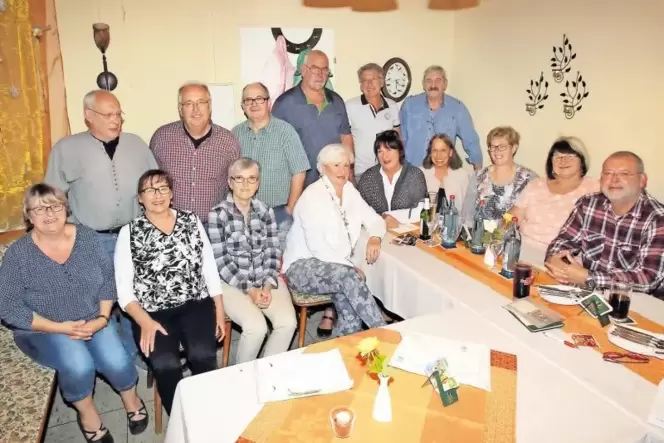 Treffen sich immer bei Andrea Ward in der Waldgaststätte »Vogelhäuschen« in Lingenfeld: die Mitglieder des Jahrgangs 1956/57 der Treffen sich immer bei Andrea Ward in der Waldgaststätte »Vogelhäuschen« in Lingenfeld: die Mitglieder des Jahrgangs 1956/57 der