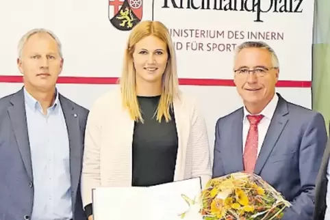 In Mainz: Christin Hussong mit Staatssekretär Günter Kern (rechts) und ihrem Vater und Trainer Udo Hussong.