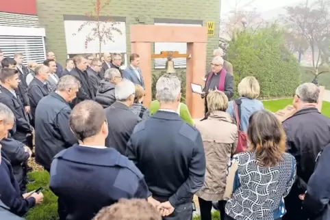 Bischof Wiesemann sprach auch mit den Wehrleuten.
