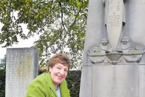 Engagiert für Kriegsgräber: Lilli Birkle auf dem Dudenhofener Friedhof vor dem Kriegerdenkmal.