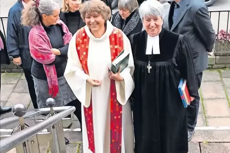 Traude Prün (links), hier mit Dekanin Waltraud Zimmermann-Geisert, vor dem Einzug in „ihre“ Kirche zum Abschiedsgottesdienst.