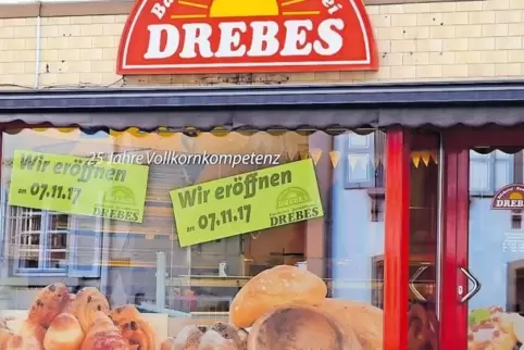 Kräftiges Rot: Bäcker Volker Drebes hat den Verkaufsladen in der Hauptstraße 118 umfangreich umgestalten lassen.