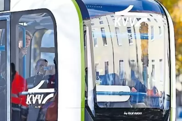 Ein Roboterbus, wie er im Oktober 2016 in Karlsruhe vorgestellt wurde. Die ersten Exemplare rollen jetzt in Südbayern mit DB-Log