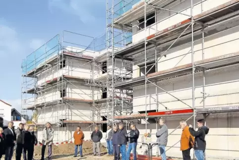 Bis Sommer sollen die neuen Sozialwohnungen im Hermann-Löns-Weg fertiggestellt werden. Gestern wurde das Richtfest gefeiert.
