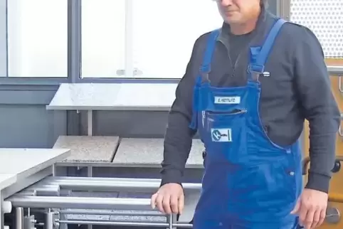 Zum Anschauen und Anfassen: Edgar Kettlitz zeigt ein Beispiel für ein Treppen- oder Balkongeländer.
