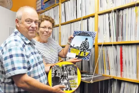 Anke und Norbert Ripke posieren mit Sammlerstücken von Pink Floyd und den Stones.