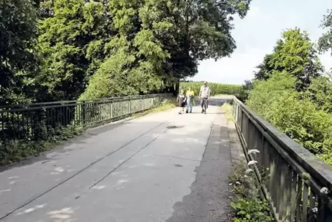 Wenn das Baugebiet K2 kommt, läuft der Verkehr von der Guttenbergstraße aus über diese Brücke.