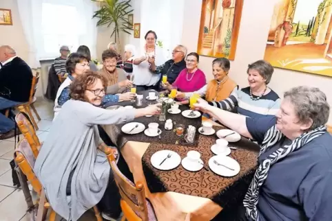 Anstoßen auf das Generationencafé: die Besucher beim gestrigen ersten Treffen in der Gaststätte Europa.