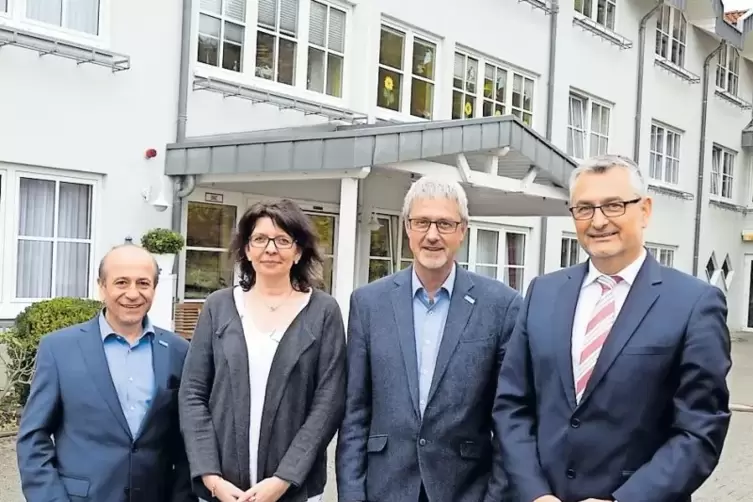 Alte, neue und unveränderte Verantwortliche für das Seniorenzentrum „Haus Königsland“ in Wolfstein: (von links) Günther Cossmann