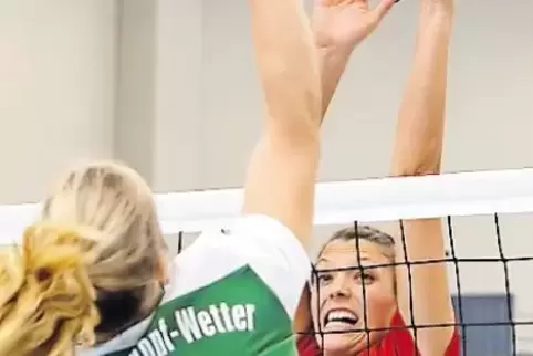 In Rot Mittelblockerin Juliane Brenner.