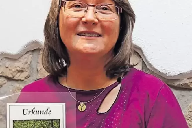 Margit Süntzenich zeigt ihr Zertifikat für einen gespendeten Baum zum »Landauer Wald in Israel«.