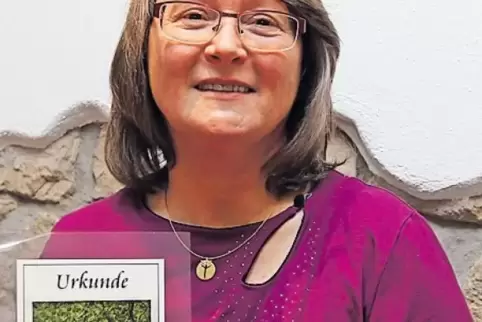 Margit Süntzenich zeigt ihr Zertifikat für einen gespendeten Baum zum „Landauer Wald in Israel“.