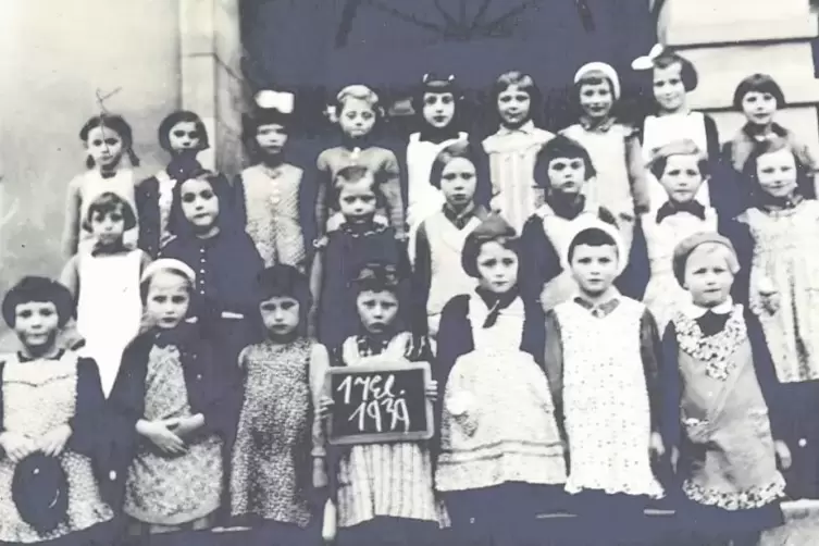 In der ersten Klasse: die M&auml;dchen im Jahr 1939.