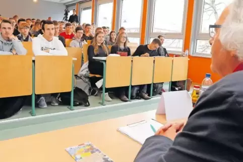 Beim Schulbesuchstag stellten sich die Landtagsabgeordneten Simone Huth-Haage (CDU), Manfred Geis (SPD, unser Bild) und Iris Nie
