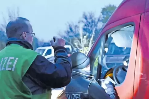 „Führerschein und Fahrzeugpapiere bitte“: Die Polizei kontrollierte am Mittwochnachmittag und -abend rund 35 Fahrzeuge an der B 