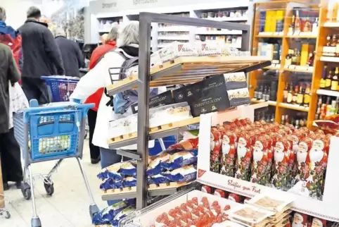 In den Supermärkten (hier im Edeka Stiegler) kann man schon lange Weihnachtliches kaufen. Besorgungen auf den letzten Drücker an