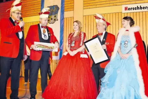 Die Narren krönen Prinzessin Celine I. (rechts), verabschieden Karo I. ((Mitte) und ernennen Udo Wagner (zweiter von rechts) zum