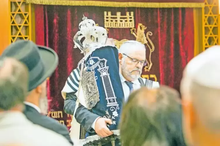 Hält die neue Thorarolle im Arm: Rabbiner Yitzhak Hoenig von der Jüdischen Gemeinde Mönchengladbach gestern bei der Zeremonie in