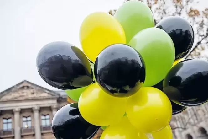 Umweltschutzaktivisten zeigen Luftballons in den Farben von Union, FDP und Grünen in Berlin während den Sondierungsverhandlungen
