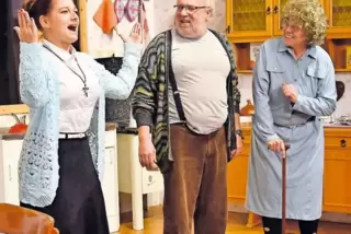 Daniela Küster (links), Rolf Seitz und Doris Graf-Fedior haben bei den Proben für die turbulente Komödie viel Spaß.