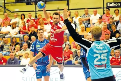 Vier Spiele musste Denni Djozic (Mitte) wegen eines Muskelfaserisses in der Wade pausieren. Für den Linksaußen des Handball-Bund