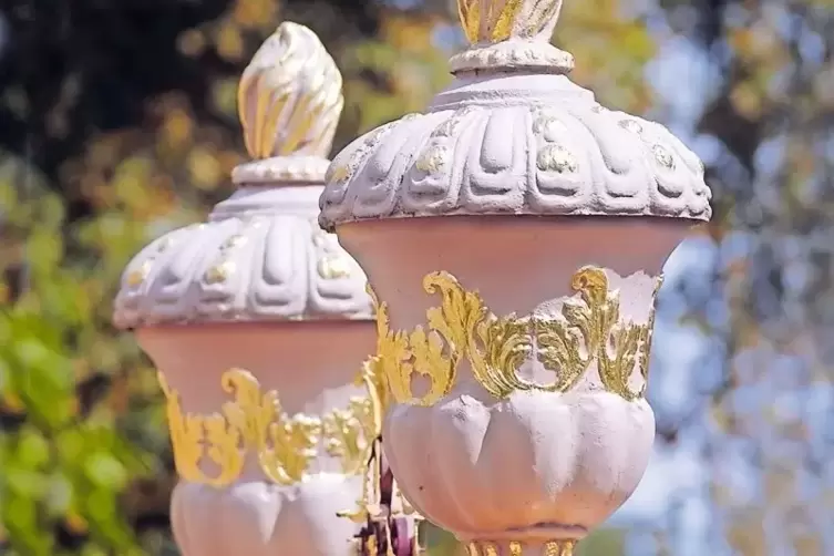 Blickfang: die Amphoren auf den Schlosstoren.