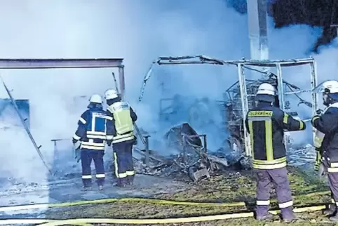 Bis in die Morgenstunden löschten die Wehrleute den Brand.