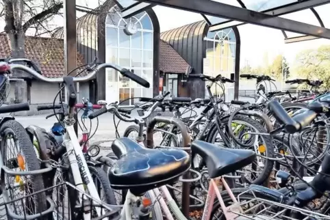 Gut genutzt: der Fahrradabstellplatz am Bahnhof Bobenheim.