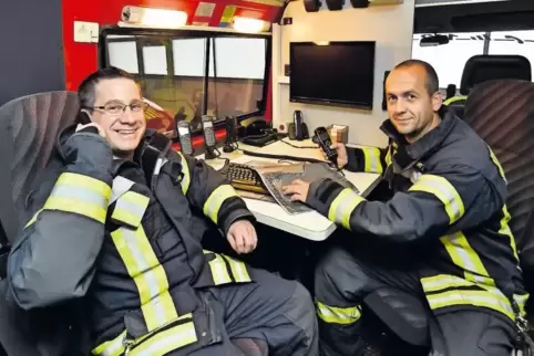 Carlo Randazzo (links) und Thiemo Seibert bei der Einsatzplanung. Die beiden Feuerwehrleute haben neue Aufgaben bekommen.