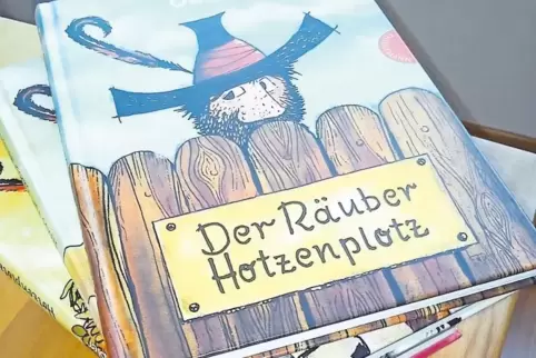 Den Räuber Hotzenplotz hat sich die Mutterstadter Bibliotheksleiterin Birgit Bauer immer von ihrem Opa vorlesen lassen.