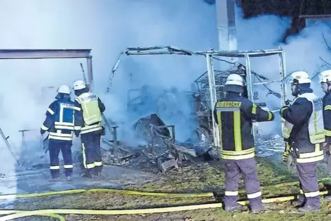 Bis in die Morgenstunden löschten die Wehrleute den Brand auf dem Segelflugplatz in Dannstadt.