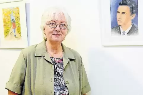 Irene Schwarz mit zwei ihrer Arbeiten.