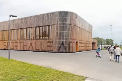 Markantes Bauwerk: die mit Holz verkleidete Sporthalle am Ebenberg in Landau.