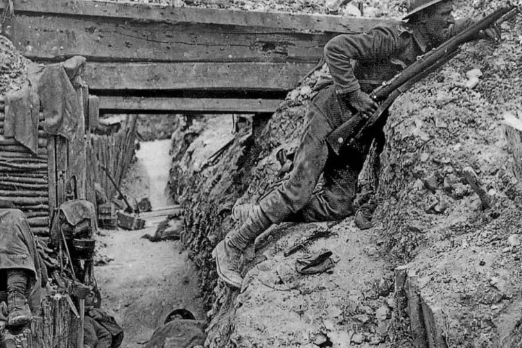 Britische Soldaten liegen im Juli 1916 w&auml;hrend der Schlacht an der Somme in einem eroberten deutschen Sch&uuml;tzengraben.