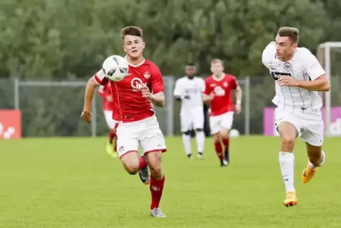 Mit einem Lupfer erzielte er das 2:0 in der Verbandspokalpartie gegen Offenbach: FCK-U19-Spieler Antonio Jonjic (im roten Trikot